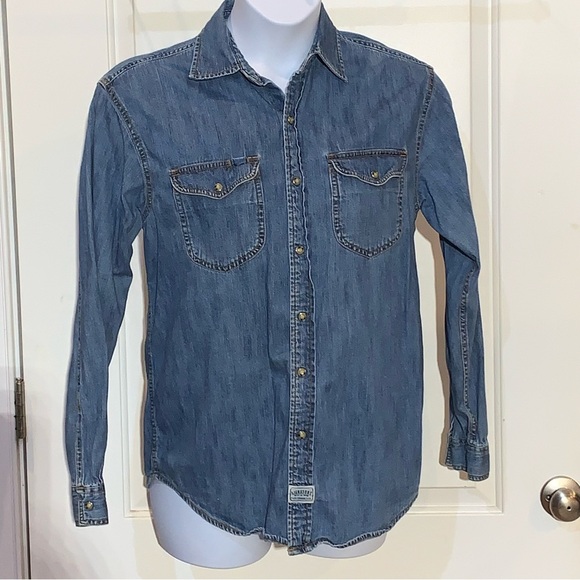 *READ DESCRIPTION* Levi Strauss women’s Signature Denim Shirt Sz Small - Picture 1 of 8
